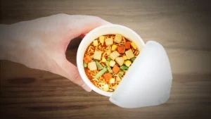 Read more about the article 從泡麵到里中湯：我的日常，就是現代速食與古老智慧的交鋒。